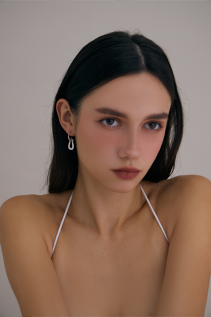 簡約璀璨。針式耳環