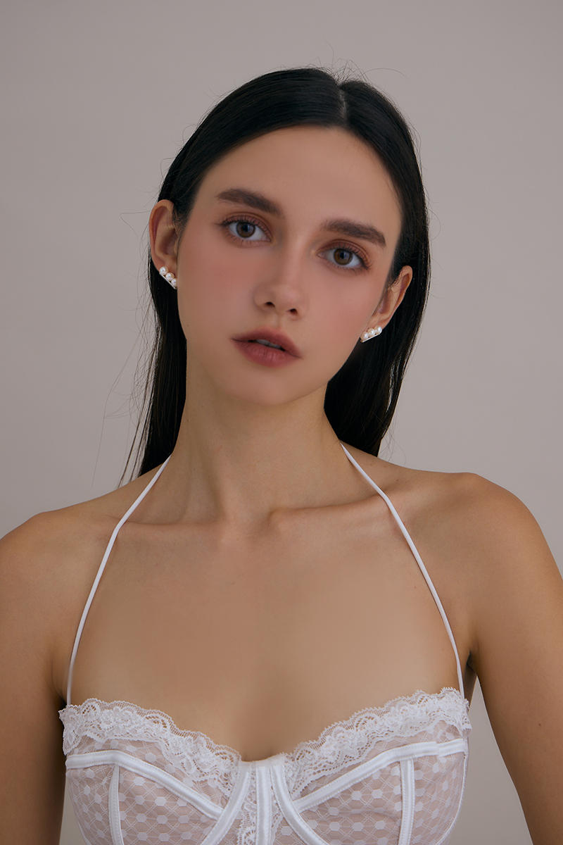 排列珍珠。針式耳環