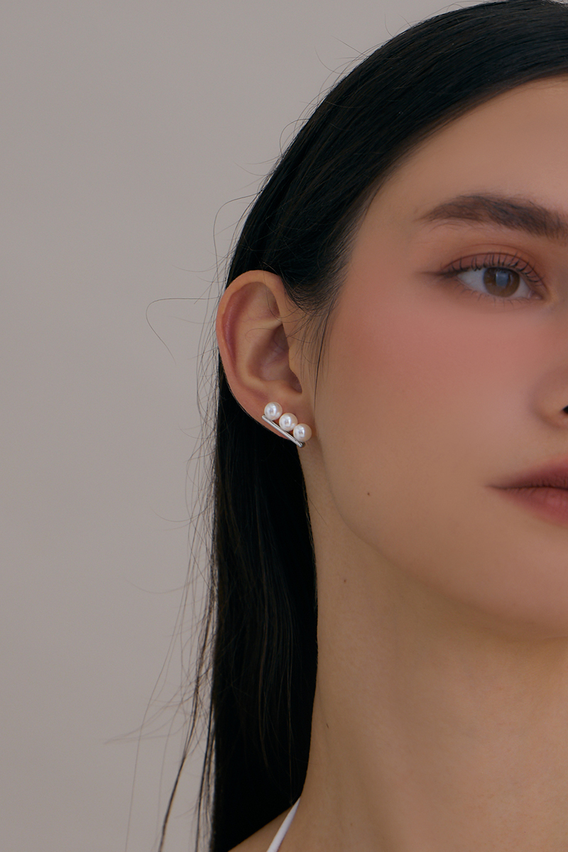 排列珍珠。針式耳環