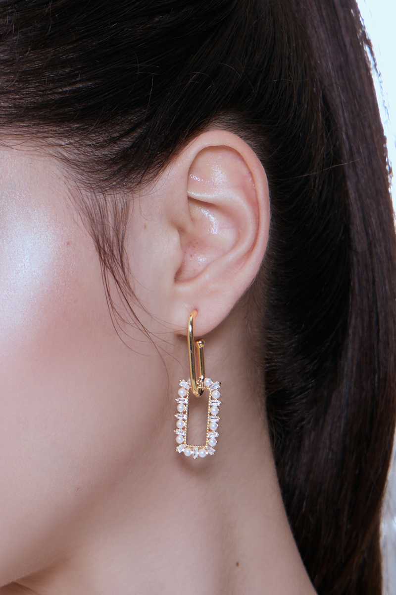 璀璨微鑲珍珠。銀針耳環