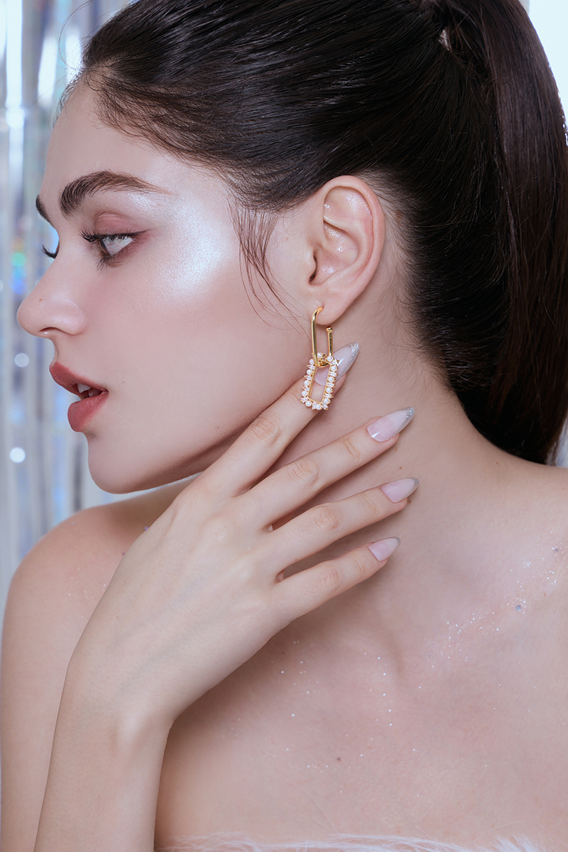 璀璨微鑲珍珠。夾式耳環