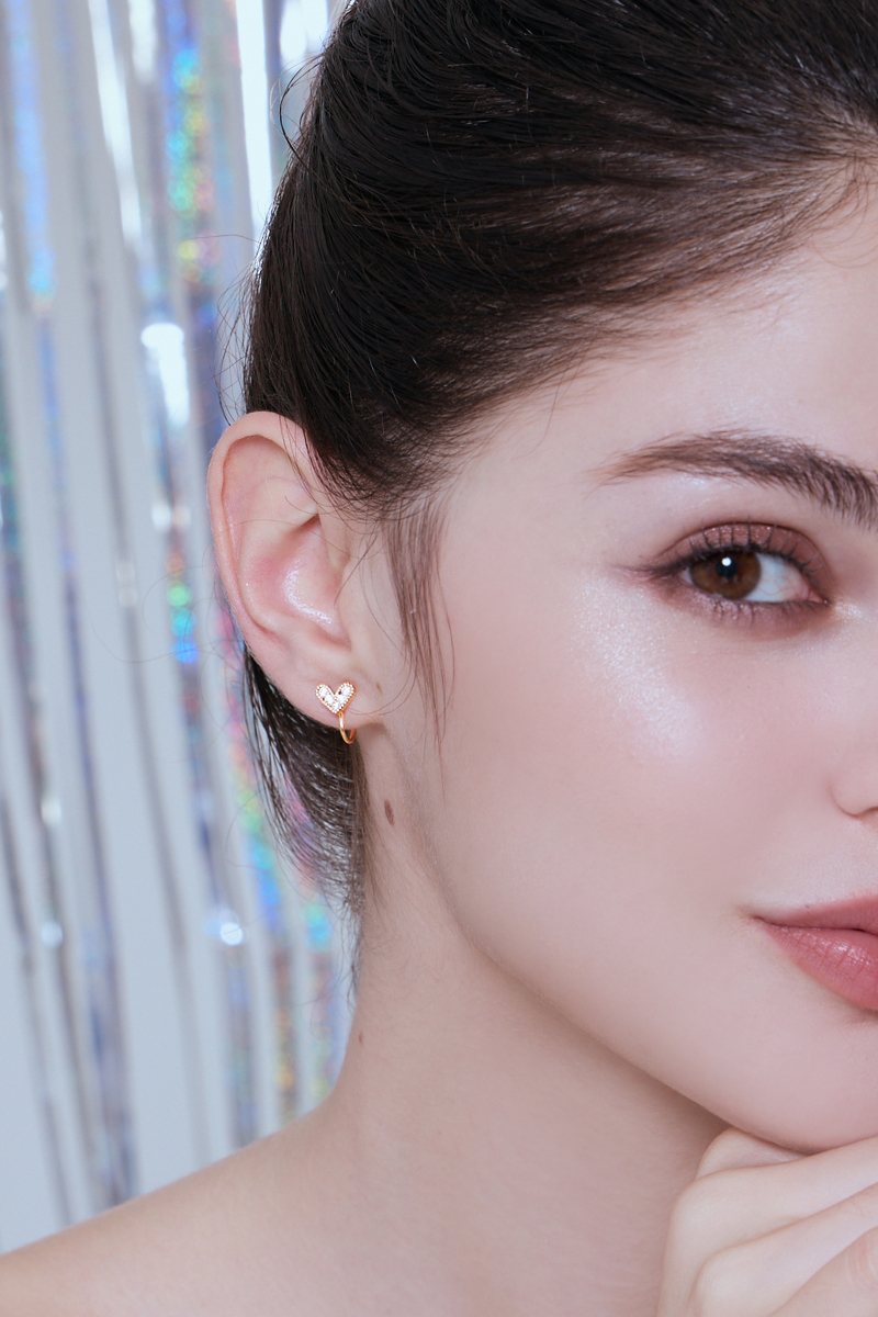 清心甜美愛心鋯石。夾式耳環