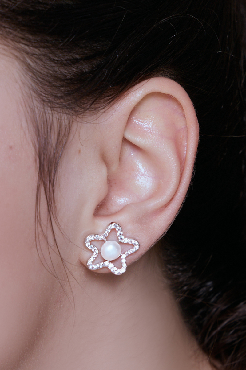 鑲鑽花朵淡水珍珠。銀針耳環