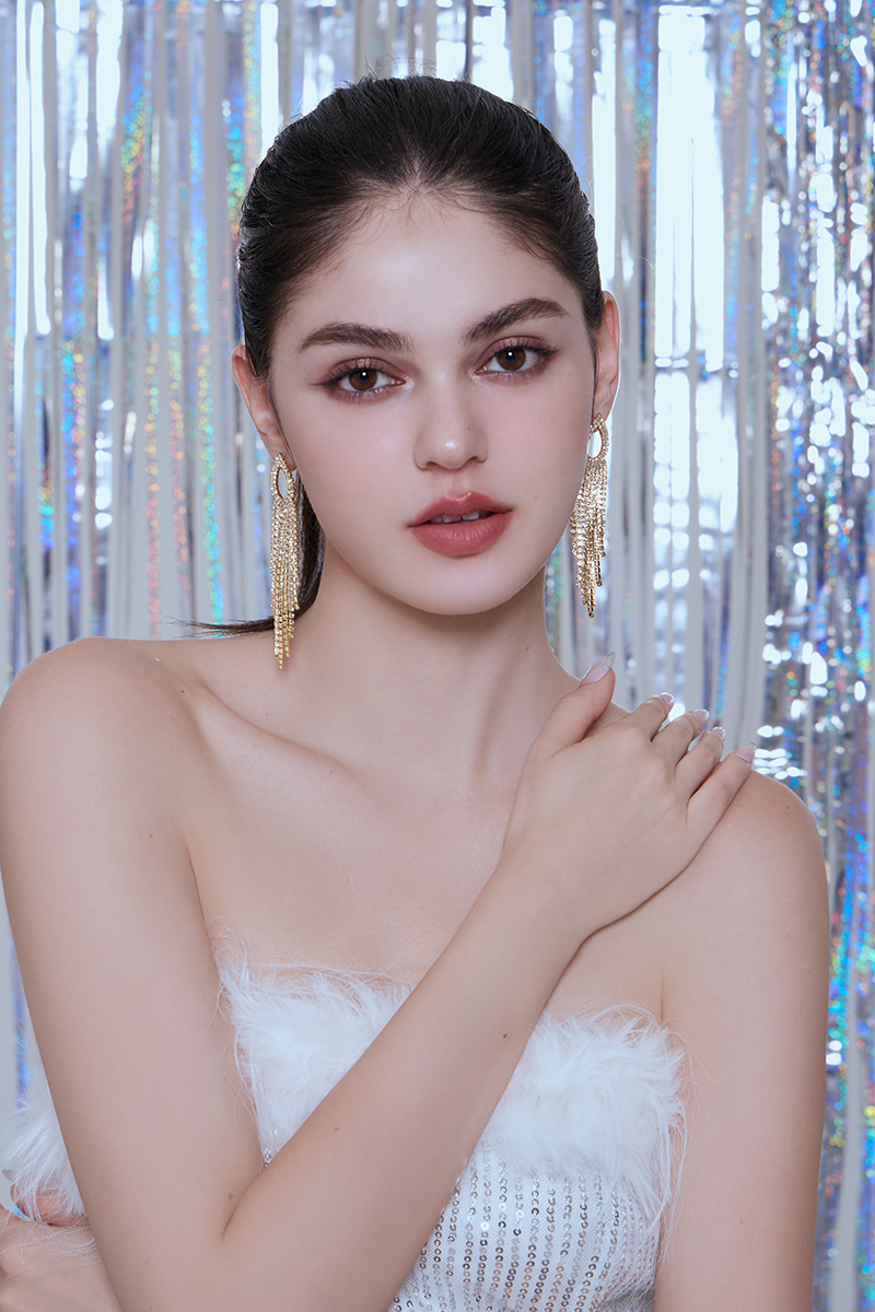 時髦鑲鑽流蘇。針式耳環(金)