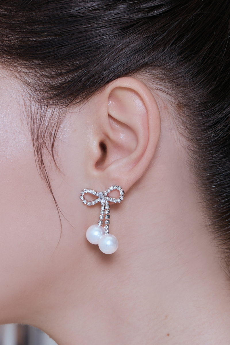 鑽石蝴蝶結珍珠。銀針耳環