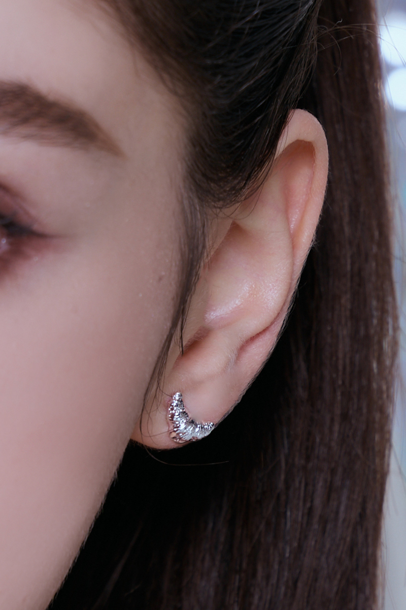 不對稱法式點心。針式耳環