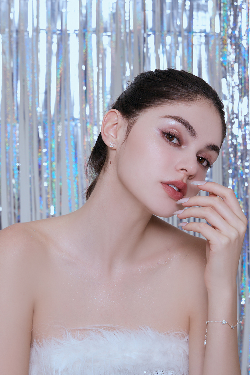 不對稱法式點心。針式耳環