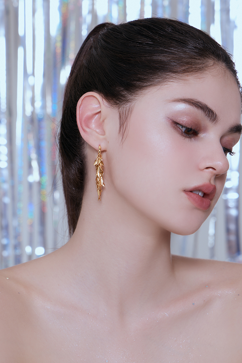 高雅柳葉流蘇。針式耳環