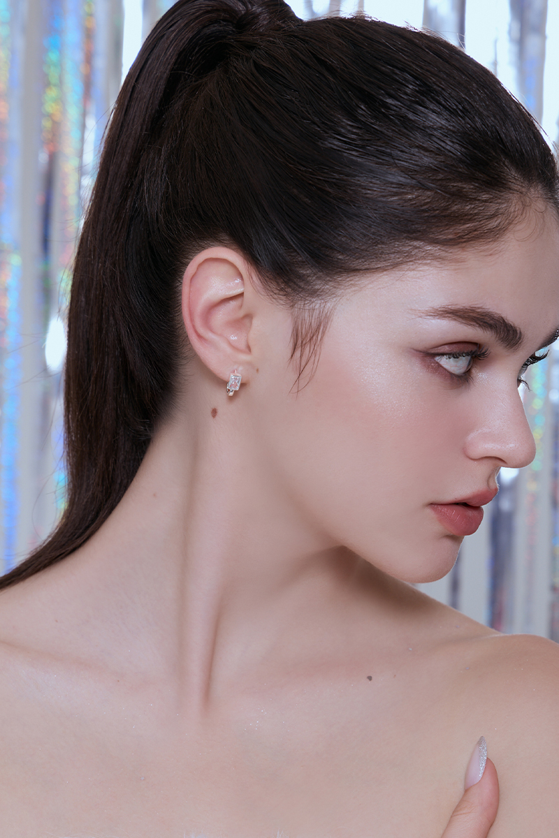 簡約方形鋯石。銀針耳環