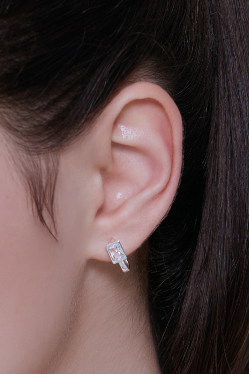 簡約方形鋯石。銀針耳環