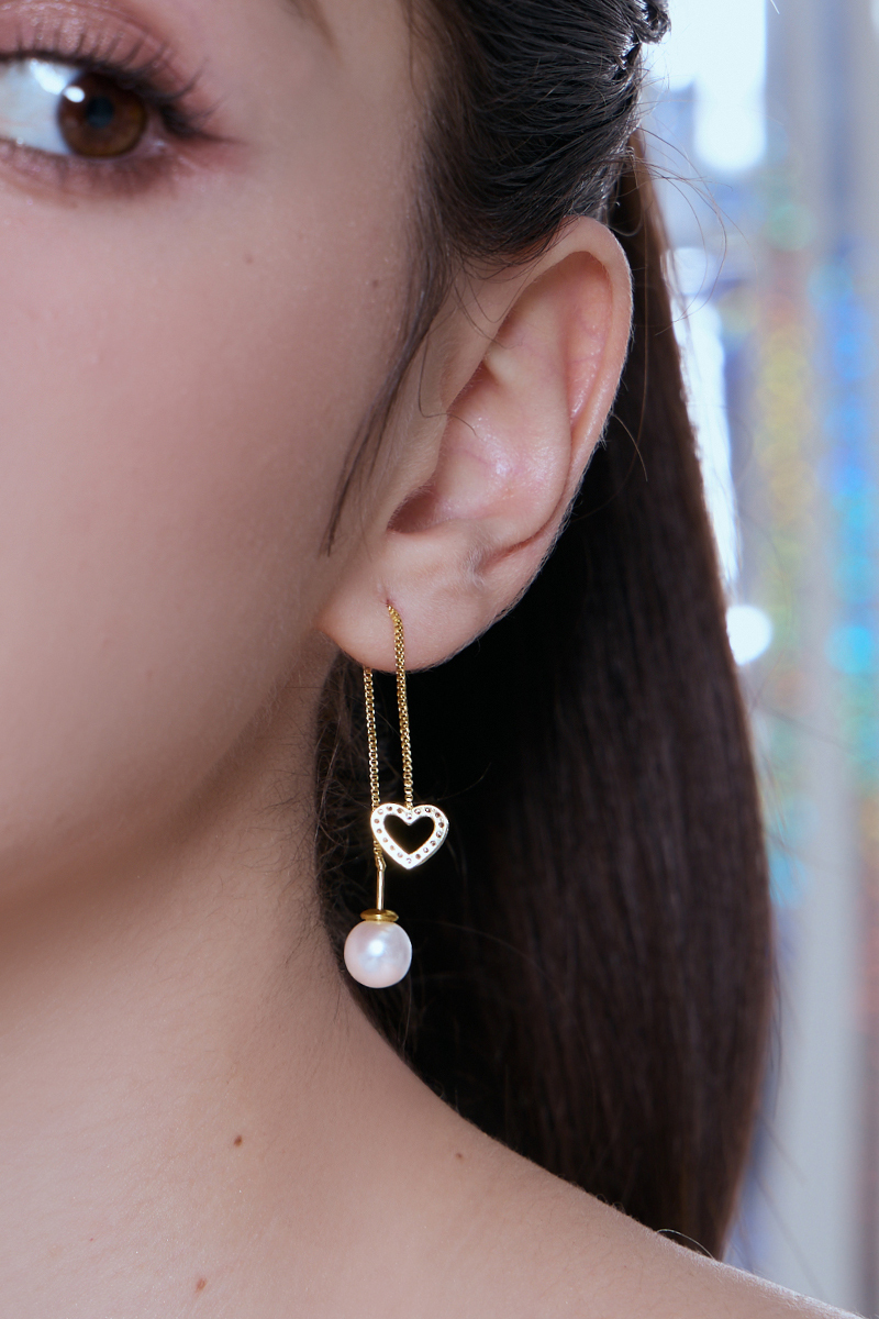 簍空愛心垂墜珍珠。銀針耳環