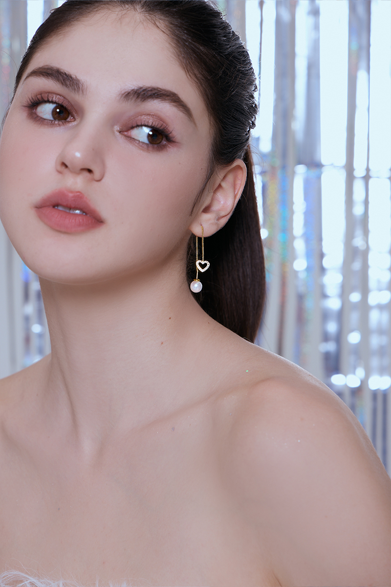 簍空愛心垂墜珍珠。銀針耳環