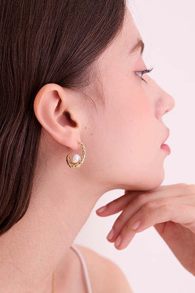 C形珍珠。銀針耳環