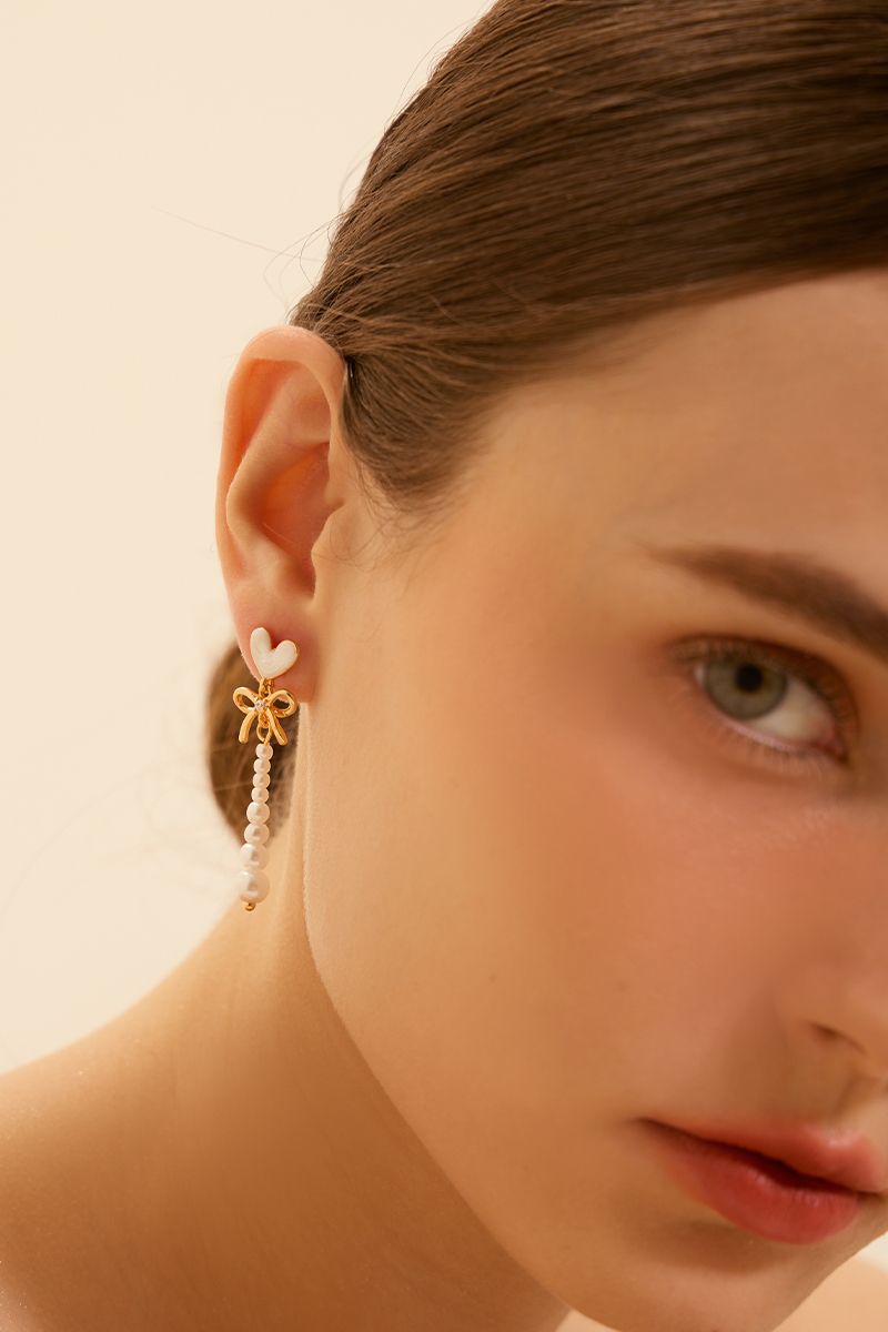 心型透光珍珠垂墜。銀針耳環