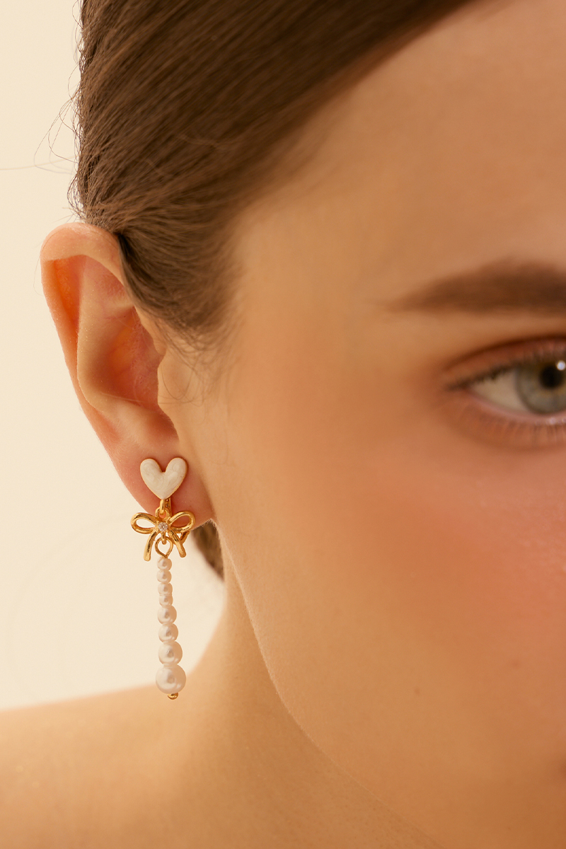 心型透光珍珠垂墜。夾式耳環