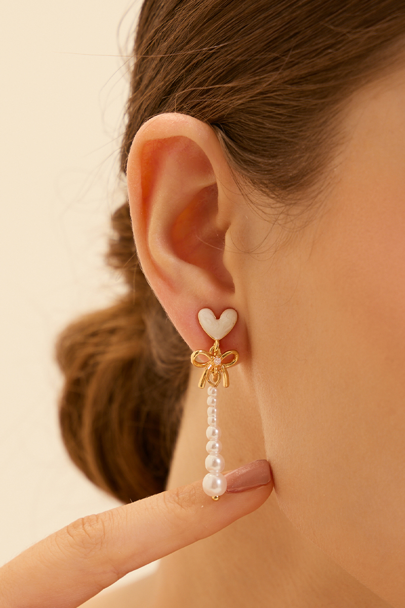 心型透光珍珠垂墜。夾式耳環