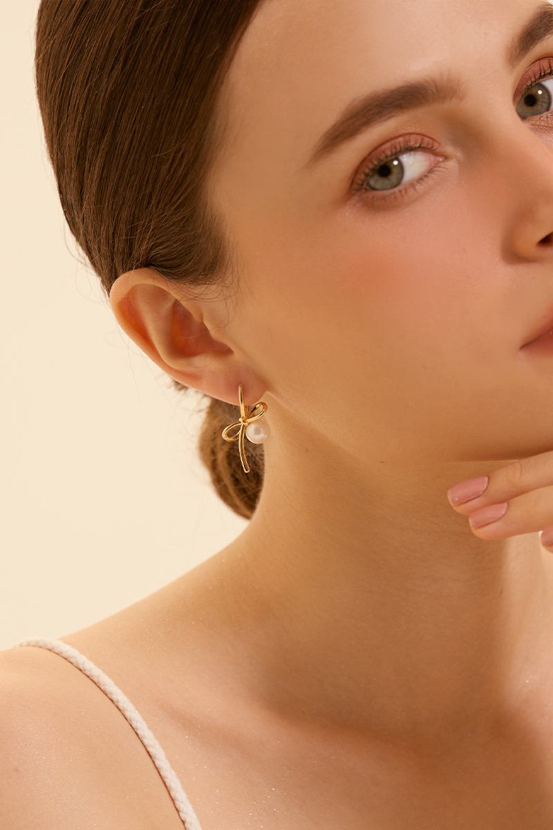 芭蕾蝴蝶結珍珠。針式耳環(金)