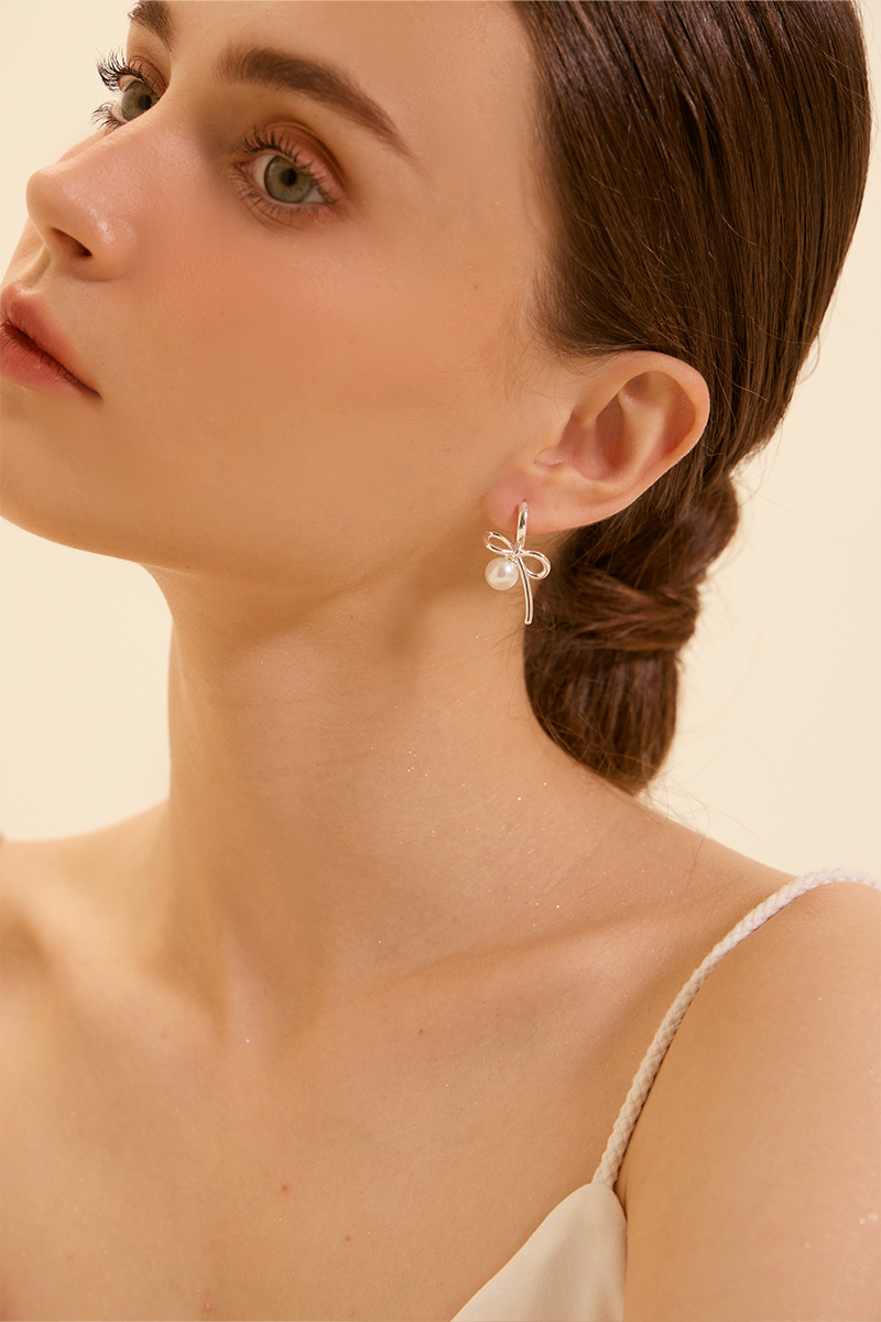 芭蕾蝴蝶結珍珠。針式耳環(銀)