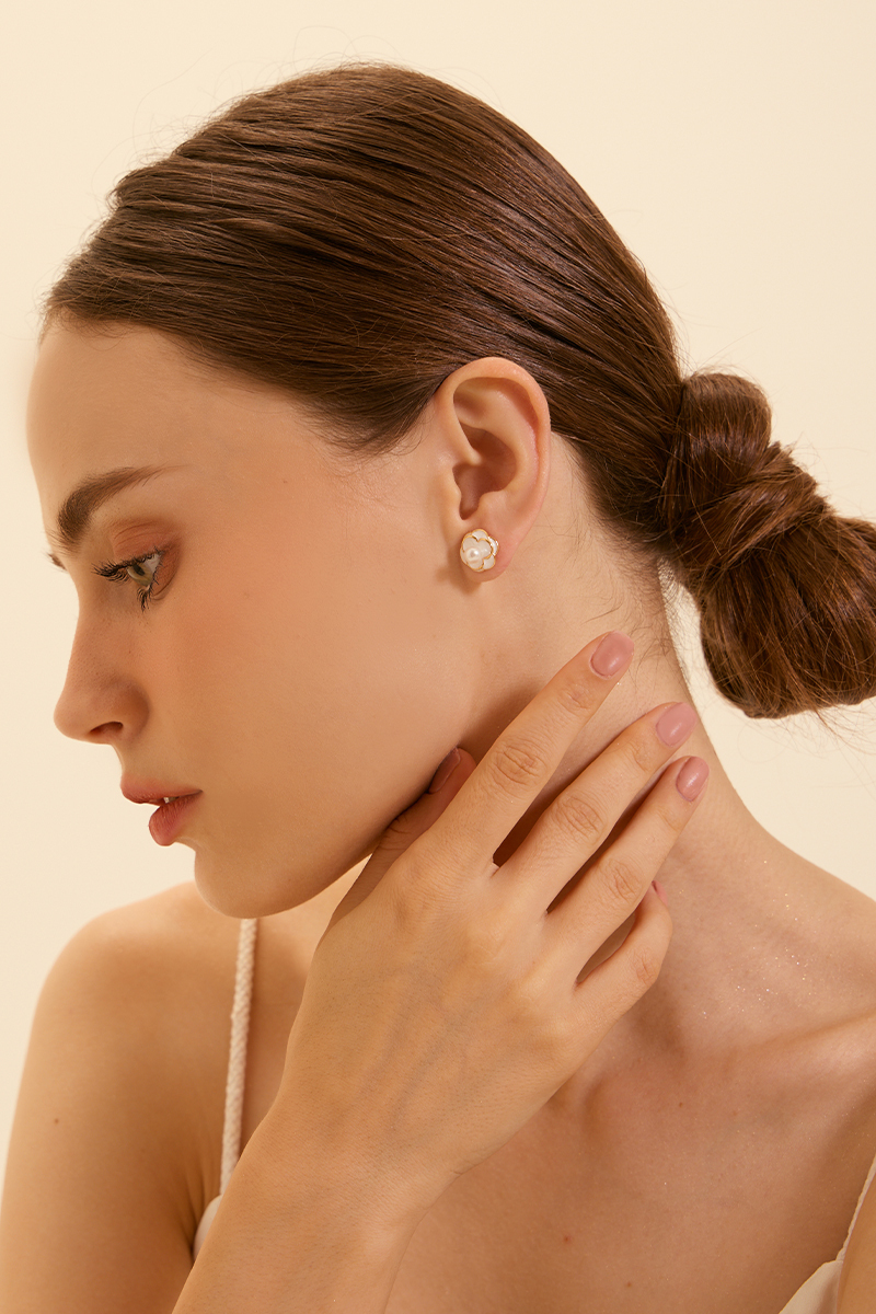 珍珠山茶花。銀針耳環