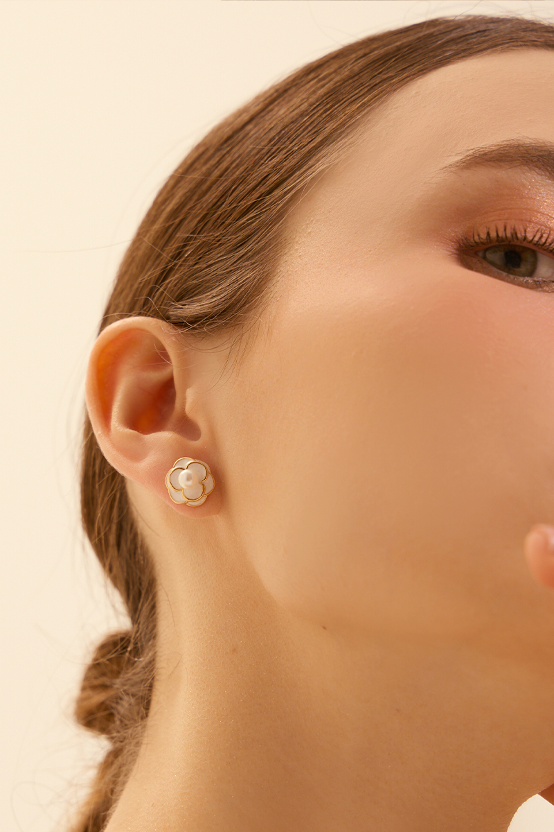 珍珠山茶花。銀針耳環