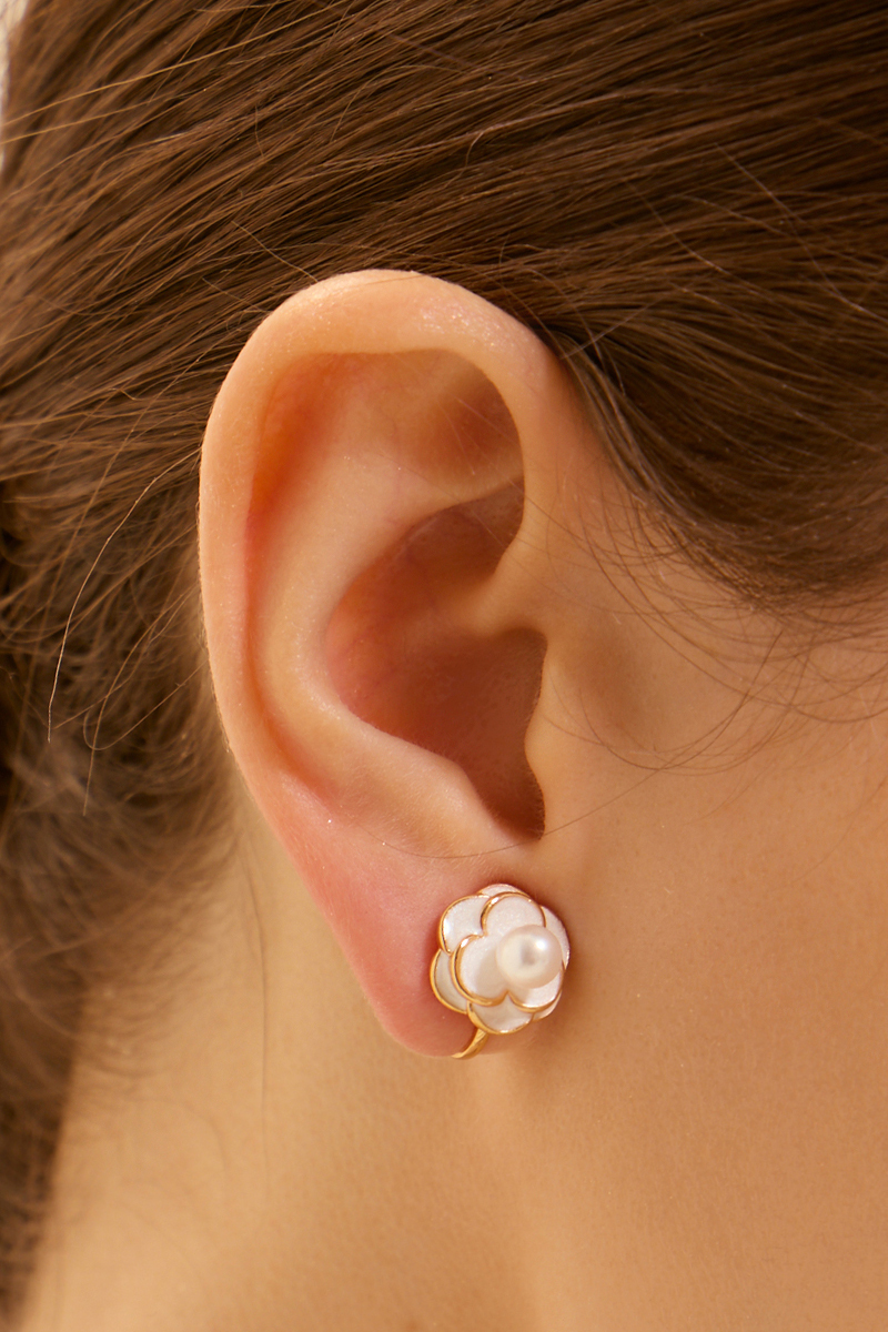 珍珠山茶花。夾式耳環