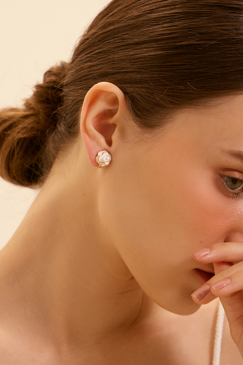 珍珠山茶花。夾式耳環