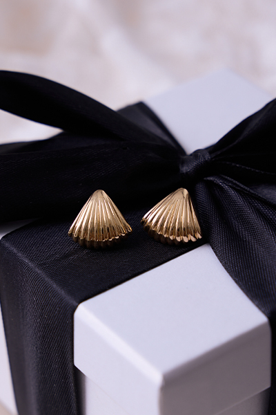 立體貝殼。銀針耳環