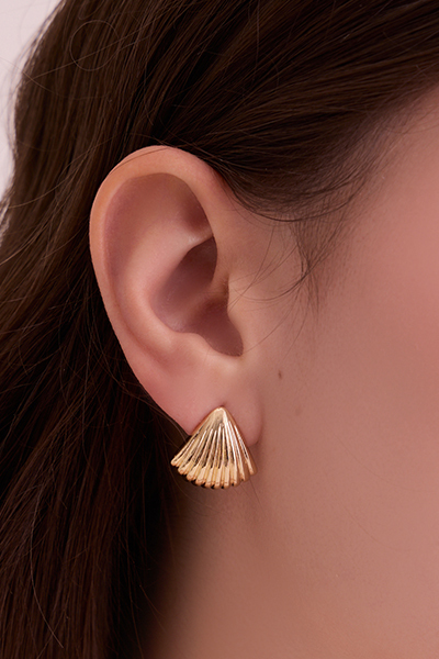 立體貝殼。銀針耳環