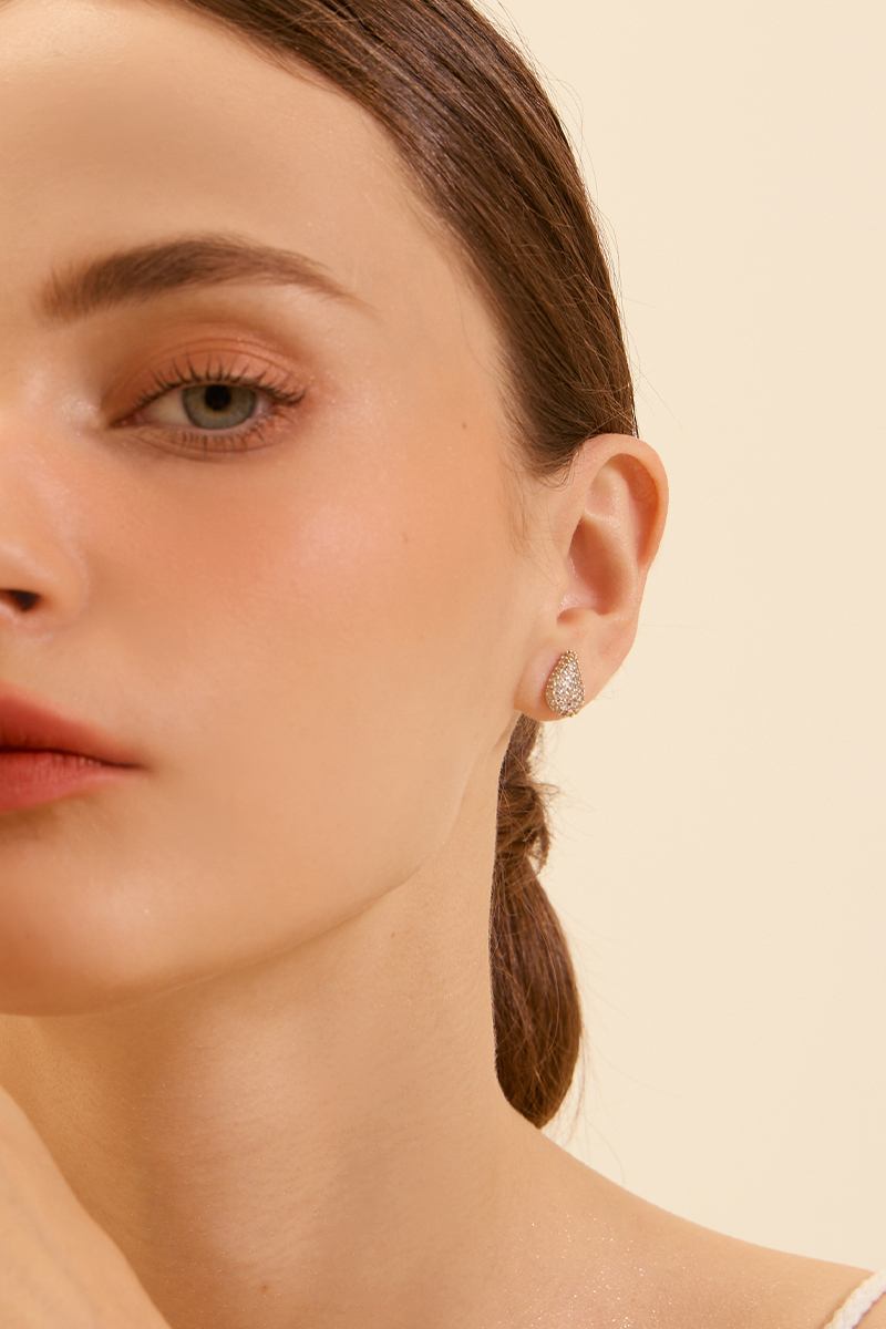 水滴鑲鑽。銀針耳環