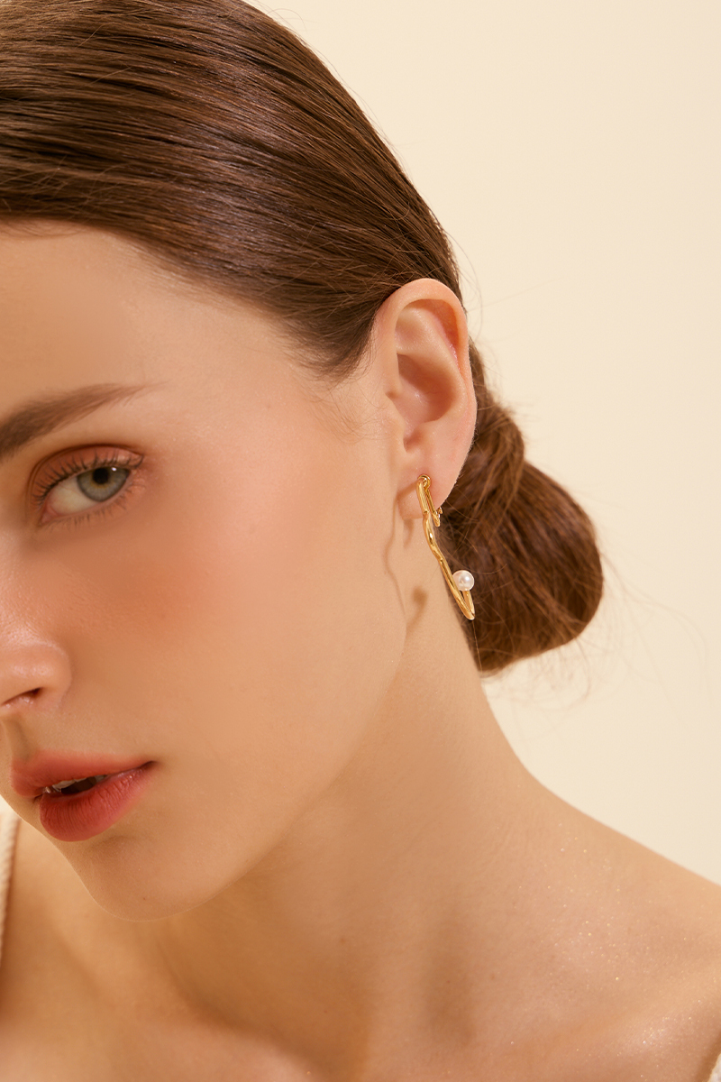 幾何輪廓珍珠。夾式耳環