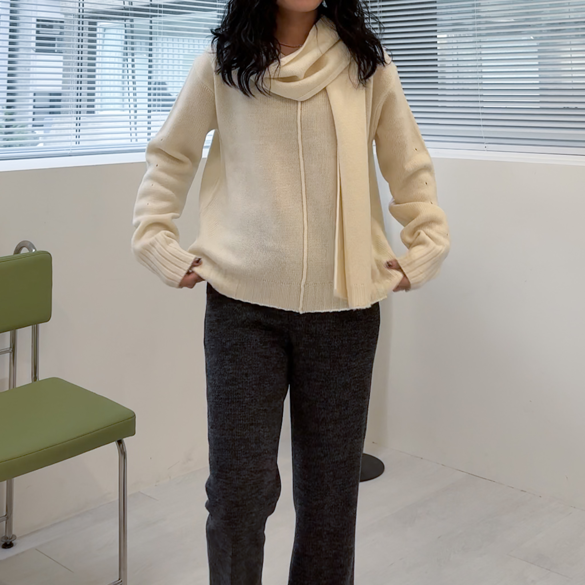 D28附披巾碎點顆粒羊毛針織衣(白)