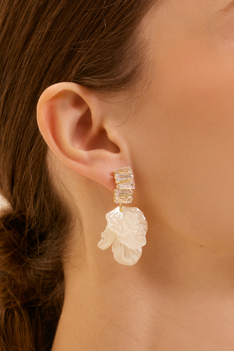 貝殼花朵。針式耳環