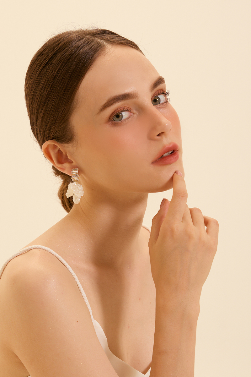 貝殼花朵。針式耳環