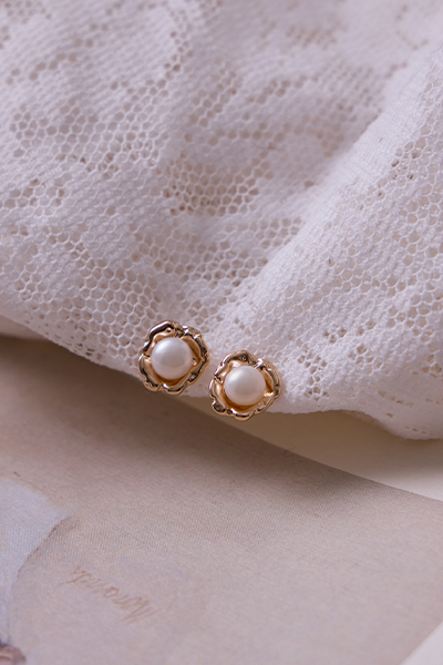 法式質感皺褶珍珠。銀針耳環