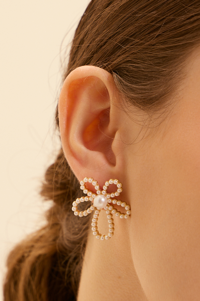 珍珠花朵。針式耳環