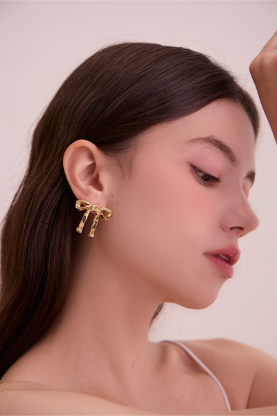 俏皮立體珍珠蝴蝶結。銀針耳環(金)