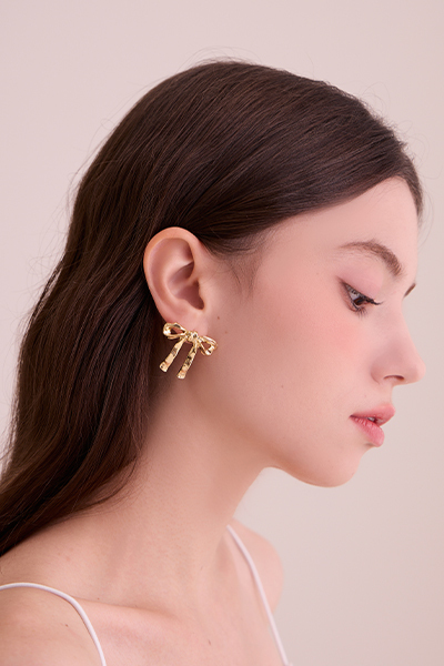 俏皮立體珍珠蝴蝶結。銀針耳環(金)