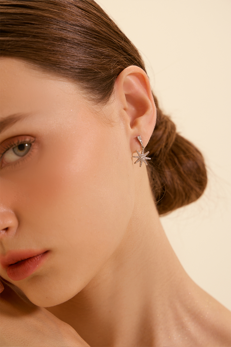 八芒鑽星 。銀針耳環(銀)