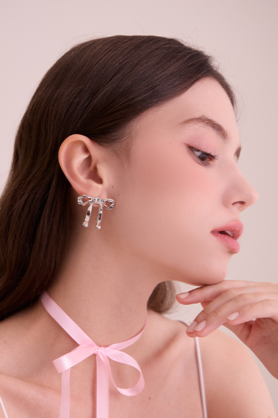 俏皮立體珍珠蝴蝶結。銀針耳環(銀)