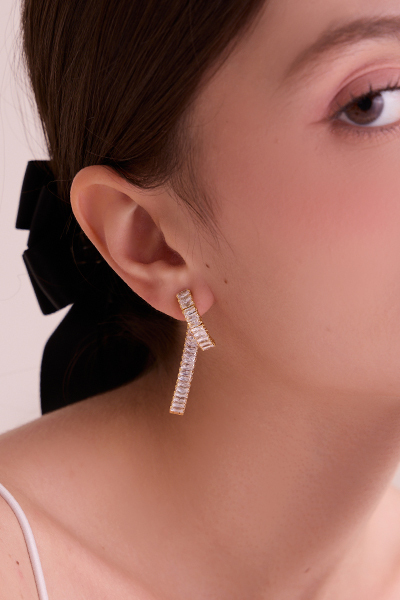 時髦線形鋯石。銀針耳環(金)