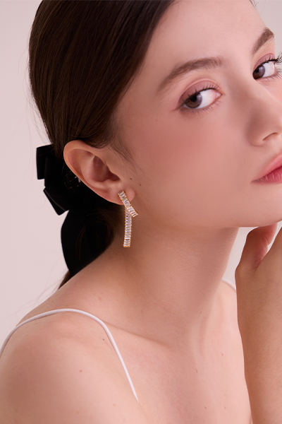 時髦線形鋯石。銀針耳環(金)