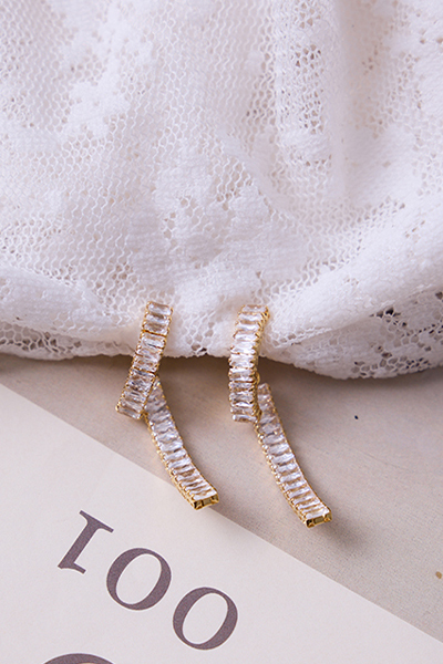 時髦線形鋯石。夾式耳環(金)