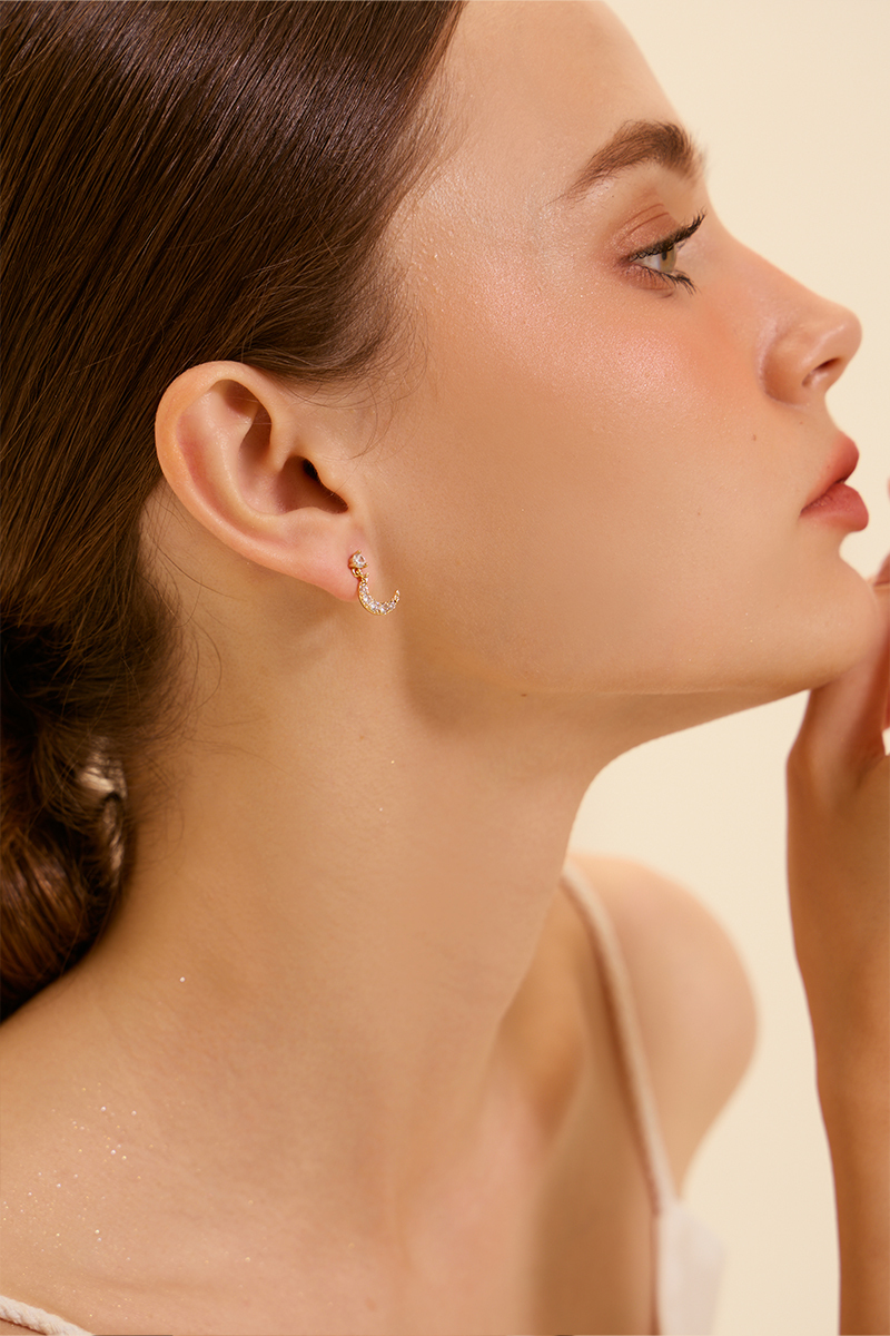 月亮鋯石。針式耳環