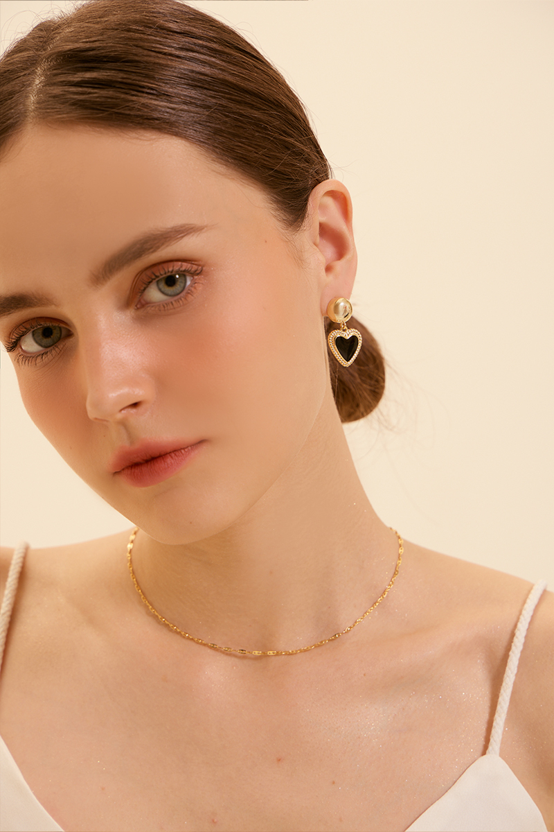 琺瑯愛心。銀針耳環