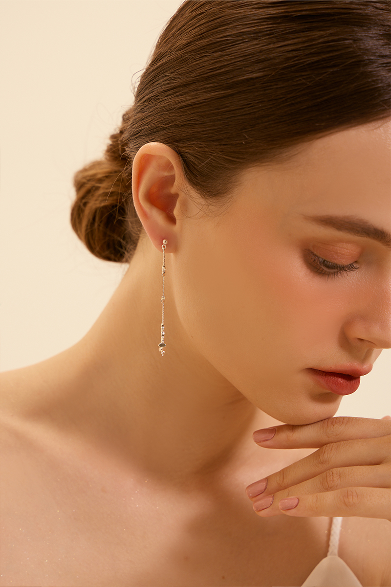 垂墜碎石。銀針耳環