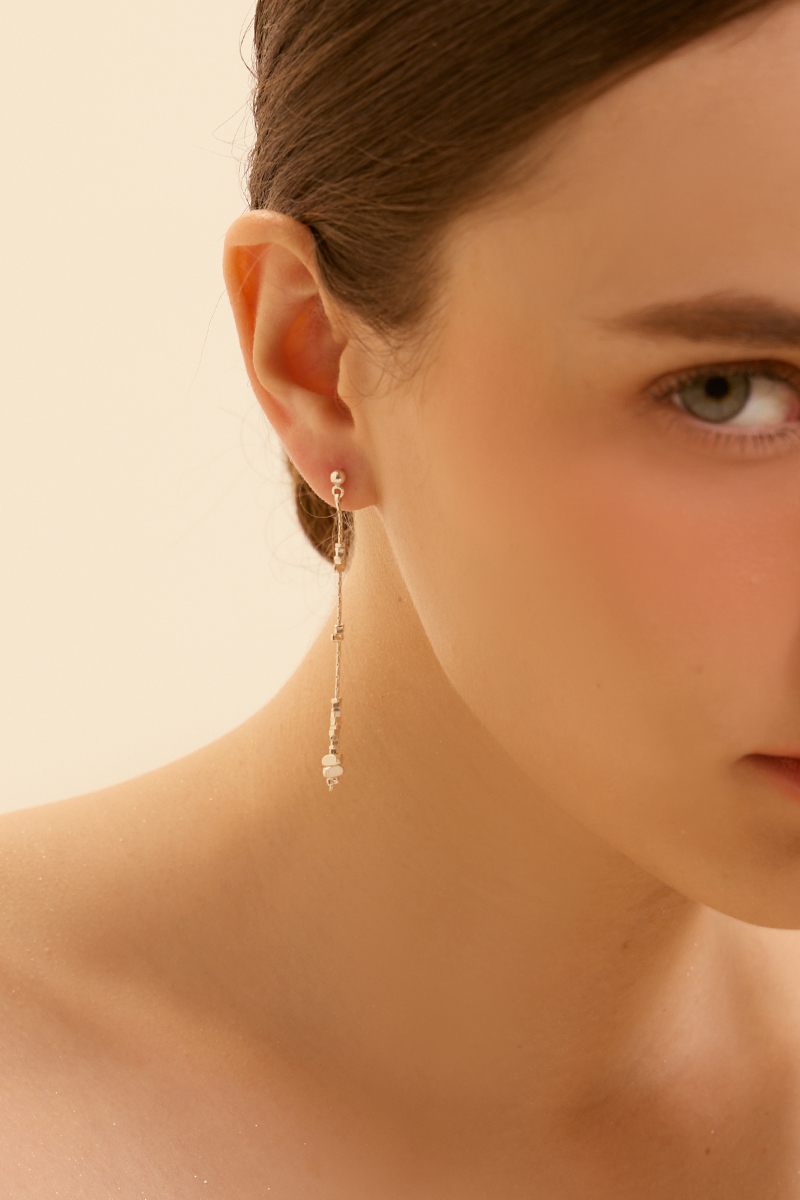 垂墜碎石。銀針耳環