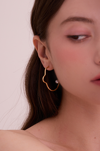 幾何輪廓珍珠。銀針耳環