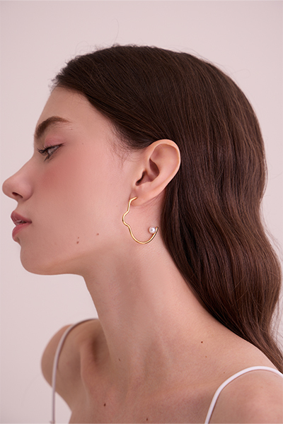 幾何輪廓珍珠。銀針耳環