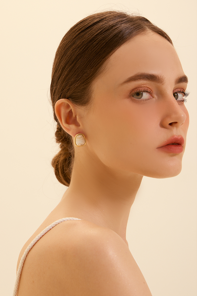 米色琥珀。銀針耳環