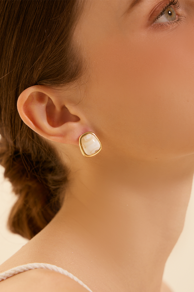 米色琥珀。銀針耳環